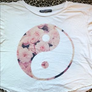 BRANDY MELVILLE GRAPHIC TEE